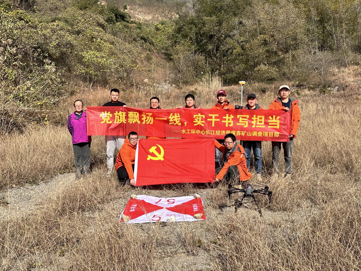 党旗飘扬一线，实干书写担当